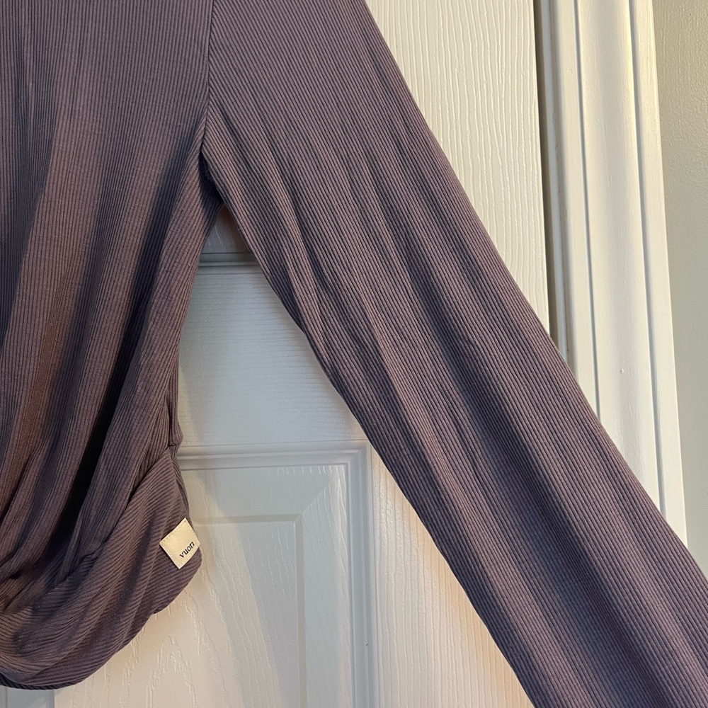Vuori Women's Long Sleeve Cove Twist Front Top Cropped Purple cover Pilates - Picture 6 of 7